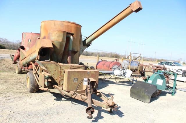 Image of John Deere 700 equipment image 3