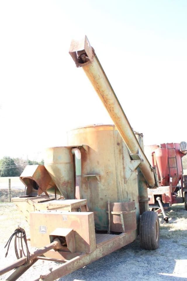 Image of John Deere 700 equipment image 1