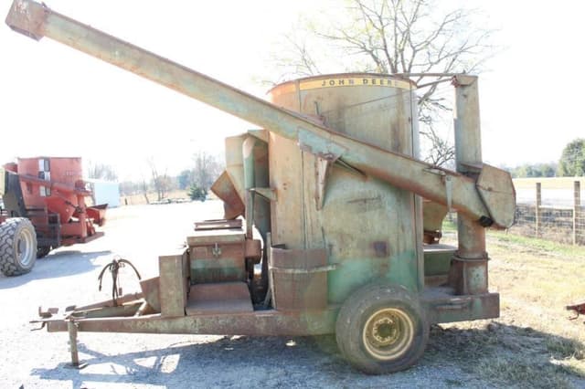 Image of John Deere 700 equipment image 2