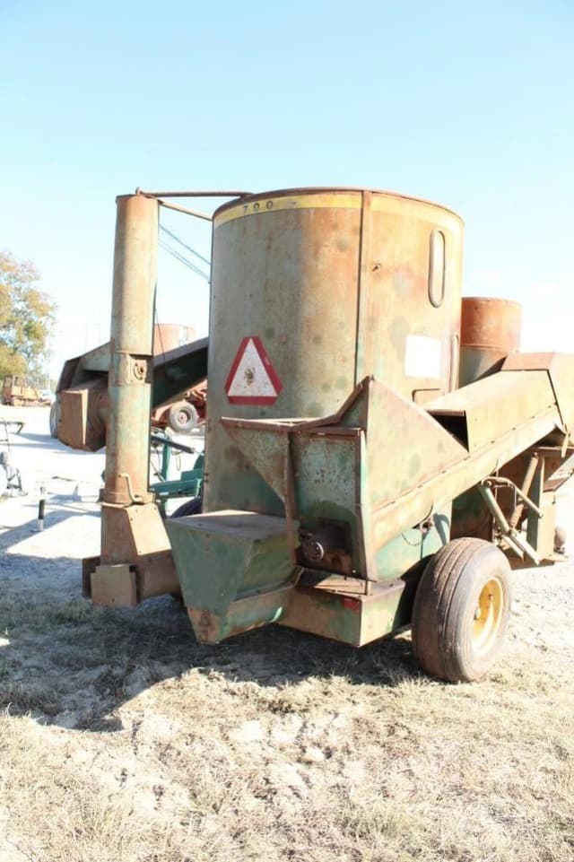 Image of John Deere 700 equipment image 4