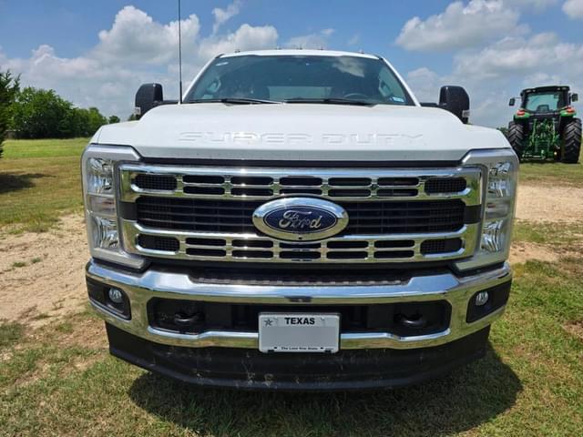 Image of Ford F-350 equipment image 1