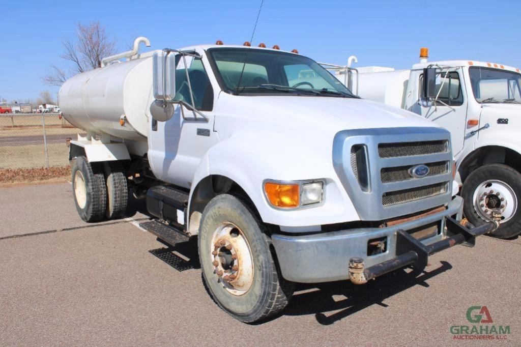2005 Ford F-750 Equipment Image0