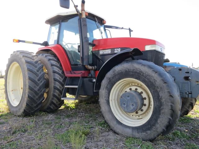 Image of Versatile 2210 equipment image 4