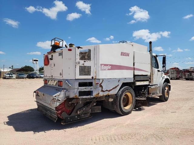 Image of Freightliner M2 106 equipment image 4