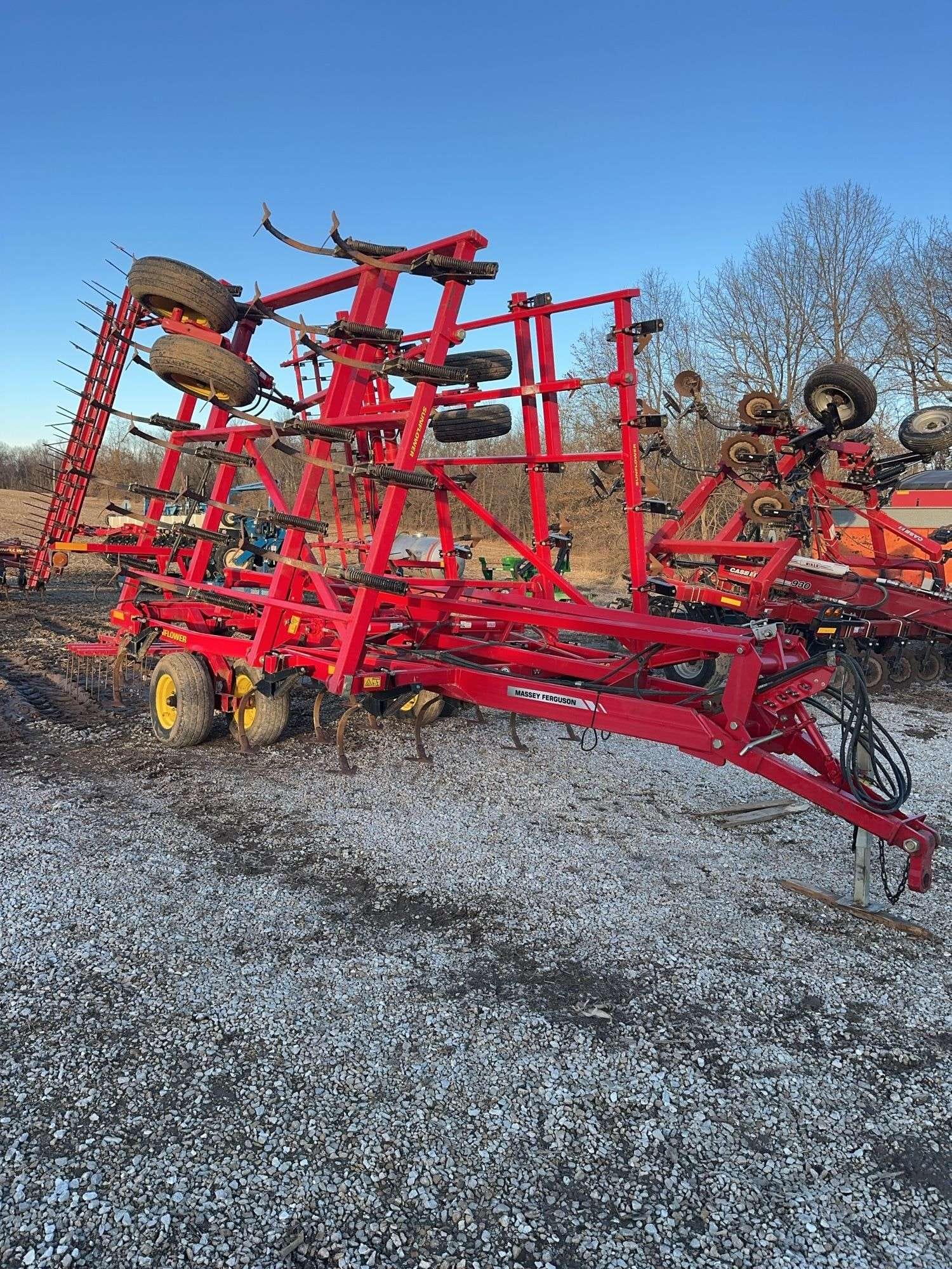 2011 Sunflower 5035 Equipment Image0