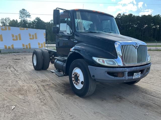 Image of International Durastar 4300 equipment image 2