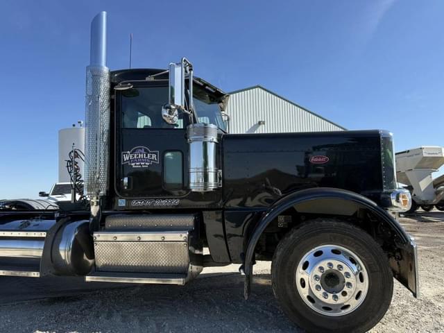 Image of Peterbilt 389 equipment image 3