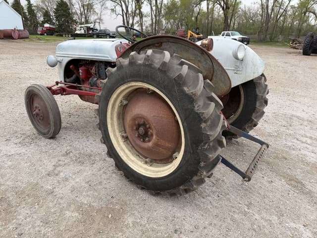 Image of Ford 8N equipment image 2