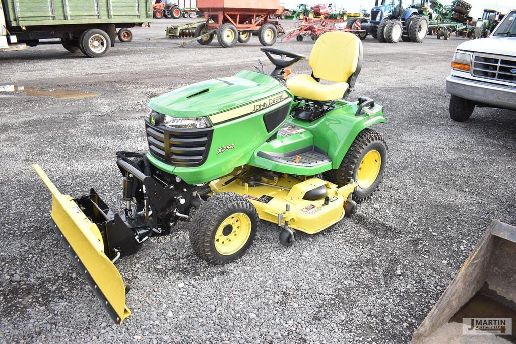 Main image John Deere X758