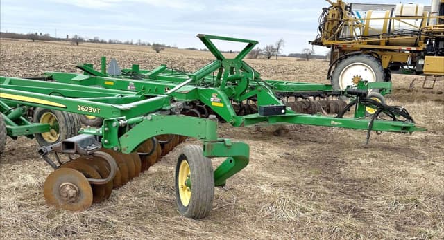 Image of John Deere 2623VT equipment image 1