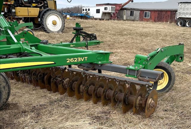 Image of John Deere 2623VT equipment image 4