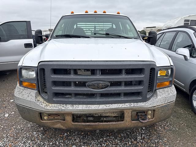 Image of Ford F-350 equipment image 2