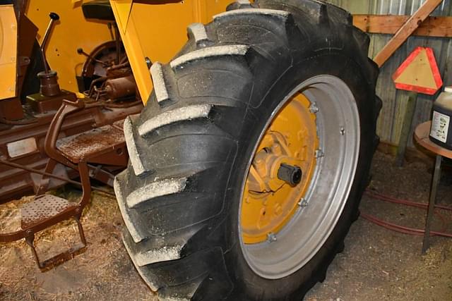Image of Minneapolis-Moline M-670 equipment image 3