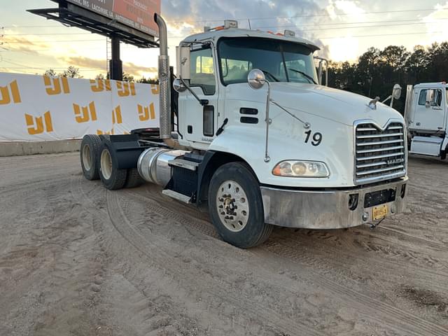 Image of Mack Pinnacle CXU613 equipment image 2