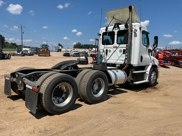 Image of Freightliner Cascadia equipment image 4