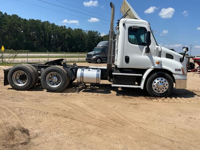 Image of Freightliner Cascadia equipment image 3