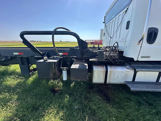 Image of Freightliner M2 106 equipment image 4