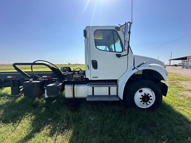 Image of Freightliner M2 106 equipment image 3