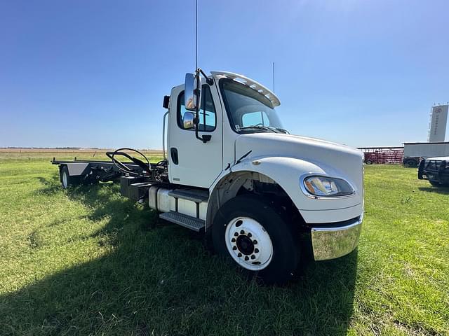 Image of Freightliner M2 106 equipment image 2