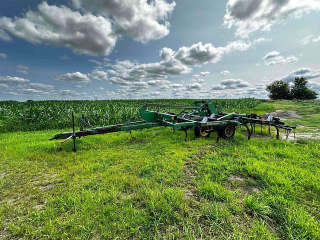 Image of John Deere 680 equipment image 1