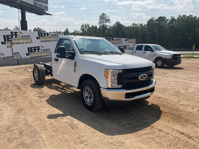 Image of Ford F-350 equipment image 2