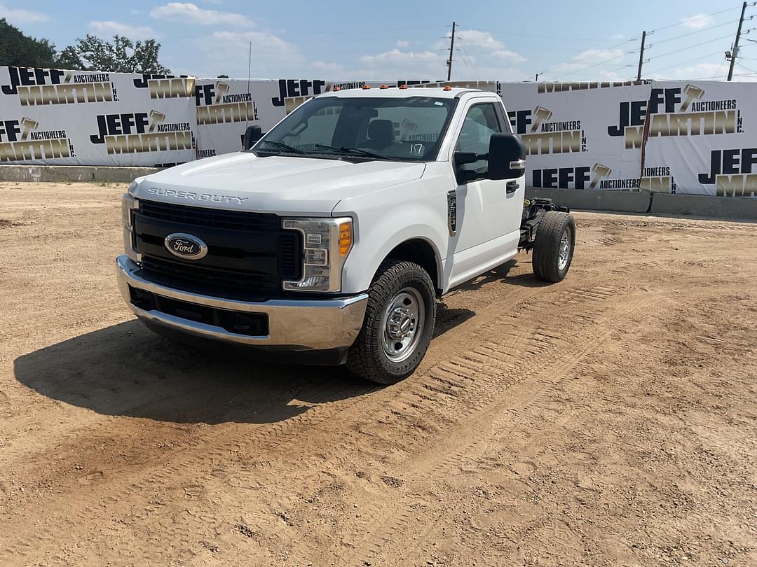 Image of Ford F-350 Primary image