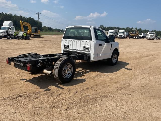 Image of Ford F-350 equipment image 4