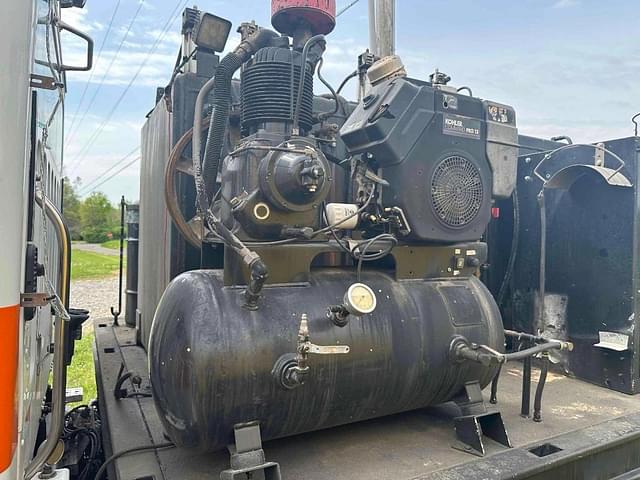 Image of Freightliner M2 112 equipment image 4