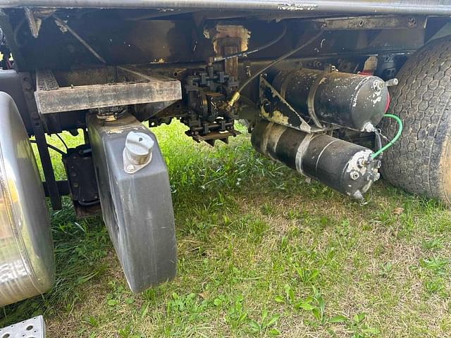 Image of Freightliner M2 112 equipment image 3