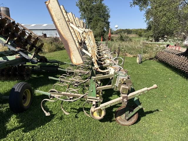Image of John Deere 825 equipment image 1