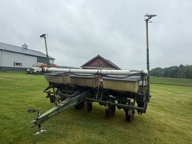 Image of John Deere 7000 equipment image 1