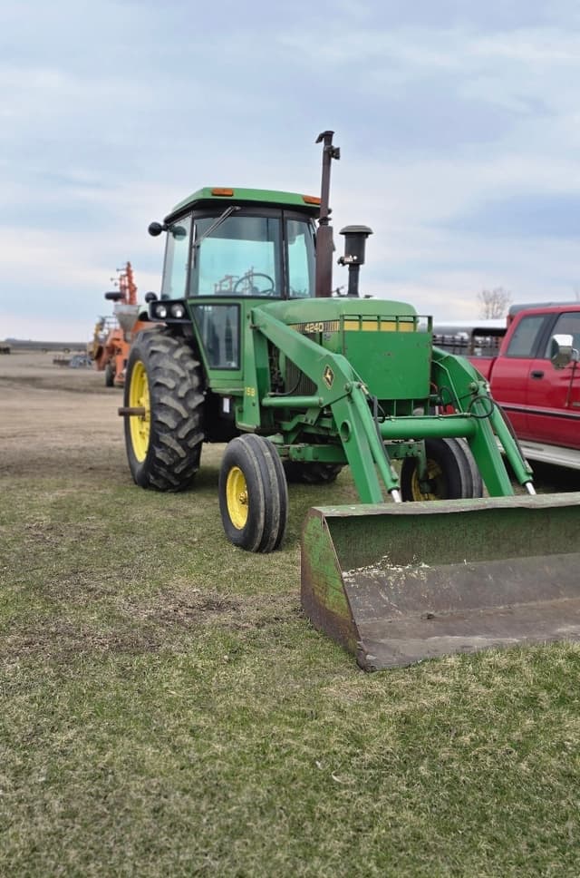 Image of John Deere 4240 equipment image 1