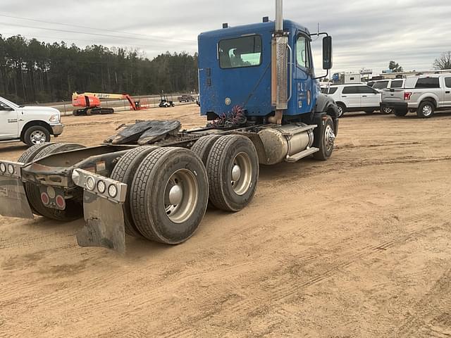 Image of Freightliner Columbia equipment image 4