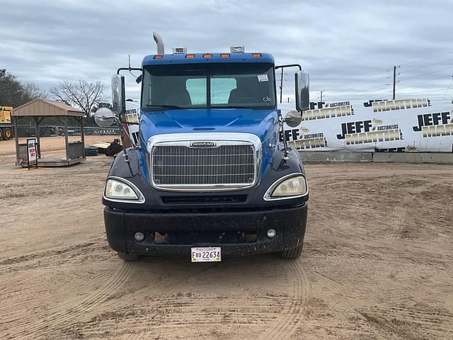 Image of Freightliner Columbia equipment image 1