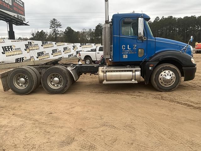 Image of Freightliner Columbia equipment image 3