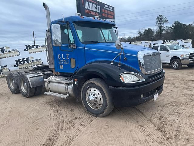 Image of Freightliner Columbia equipment image 2