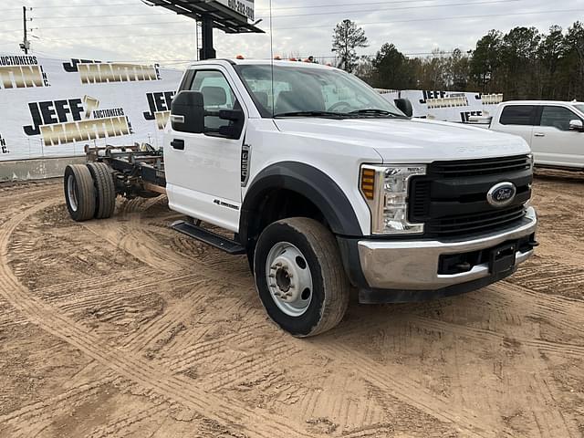 Image of Ford F-550 equipment image 2