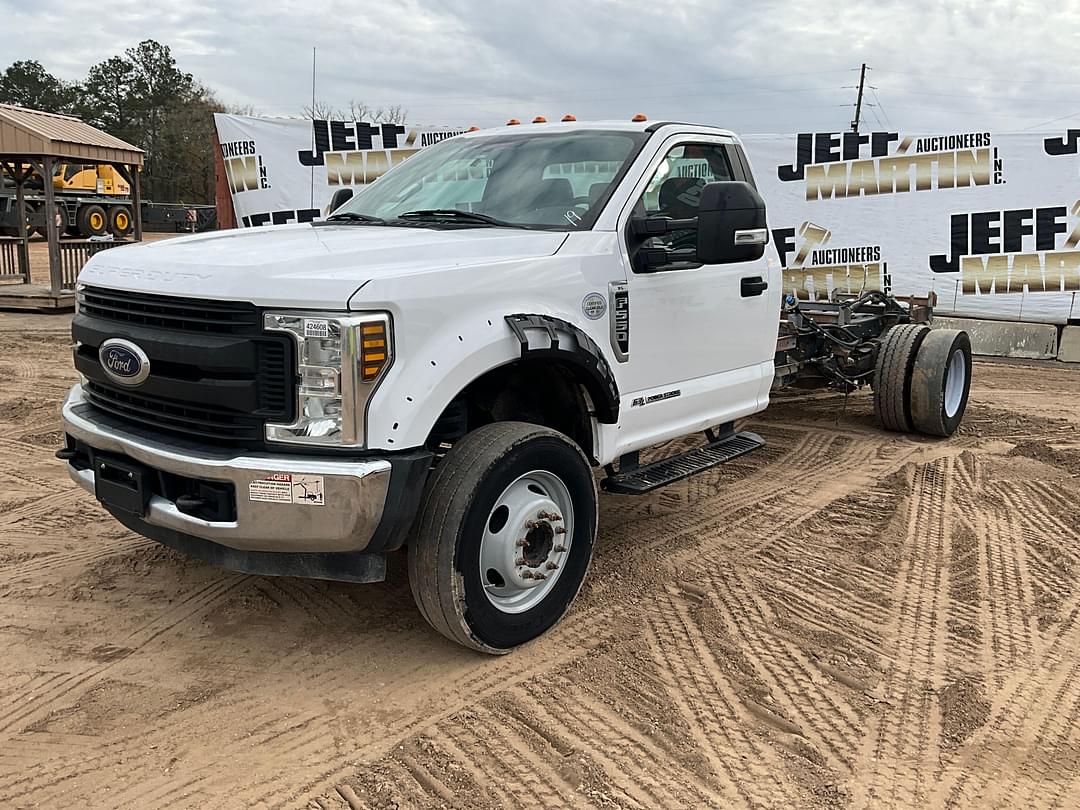 Image of Ford F-550 Primary image