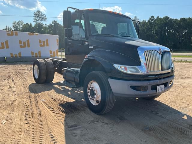 Image of International Durastar 4300 equipment image 2