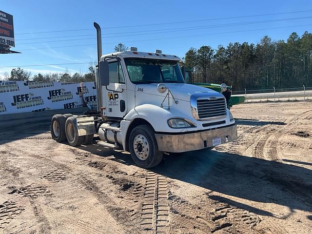 Image of Freightliner Columbia equipment image 2