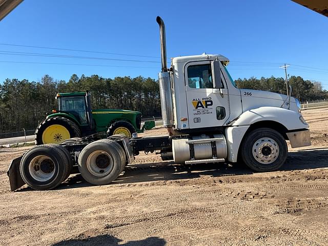 Image of Freightliner Columbia equipment image 3