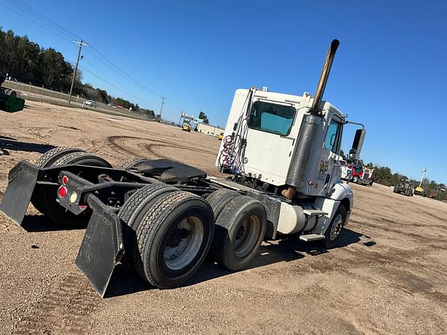 Image of Freightliner Columbia equipment image 4