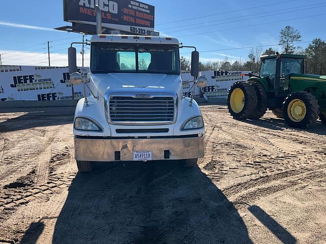 Image of Freightliner Columbia equipment image 1