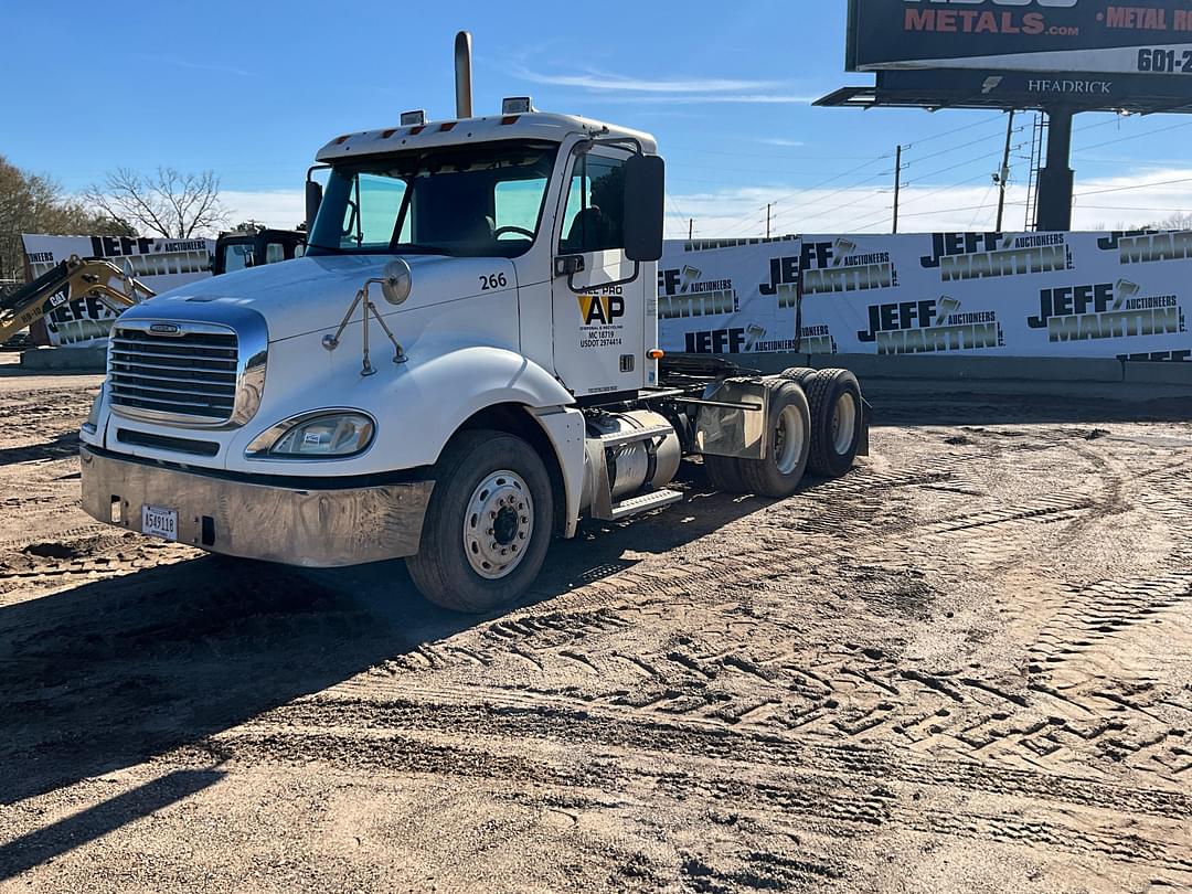 Image of Freightliner Columbia Primary image