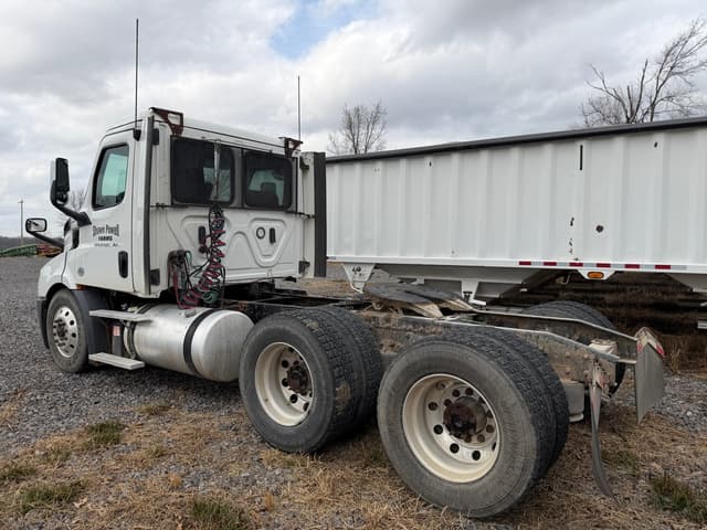 Image of Freightliner Cascadia equipment image 3