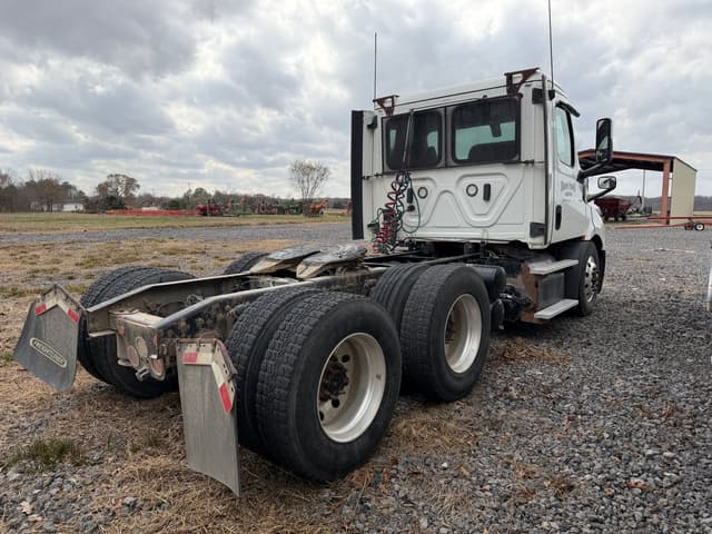 Image of Freightliner Cascadia equipment image 2