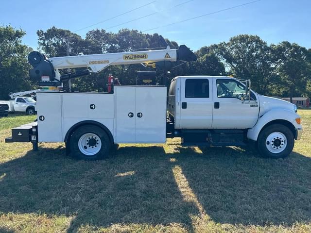 Image of Ford F-750 equipment image 3