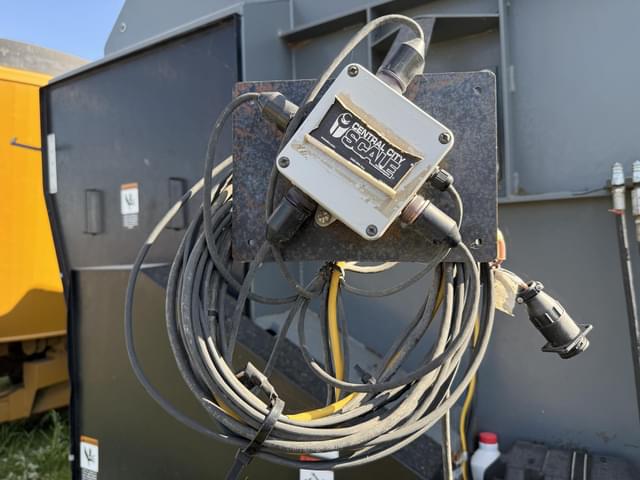 Image of Farm Aid 680 equipment image 2
