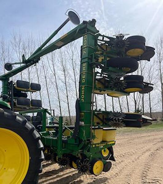 Image of John Deere 7300 equipment image 4