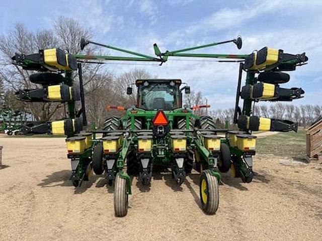 Image of John Deere 7300 equipment image 2